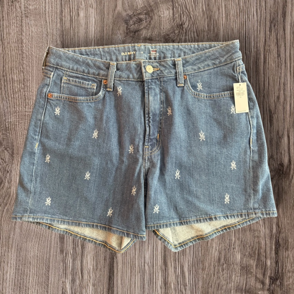 🌼 NWT! 🌼 Old Navy High Rise Curvy OG Blue Jean Shorts with White Floral Design